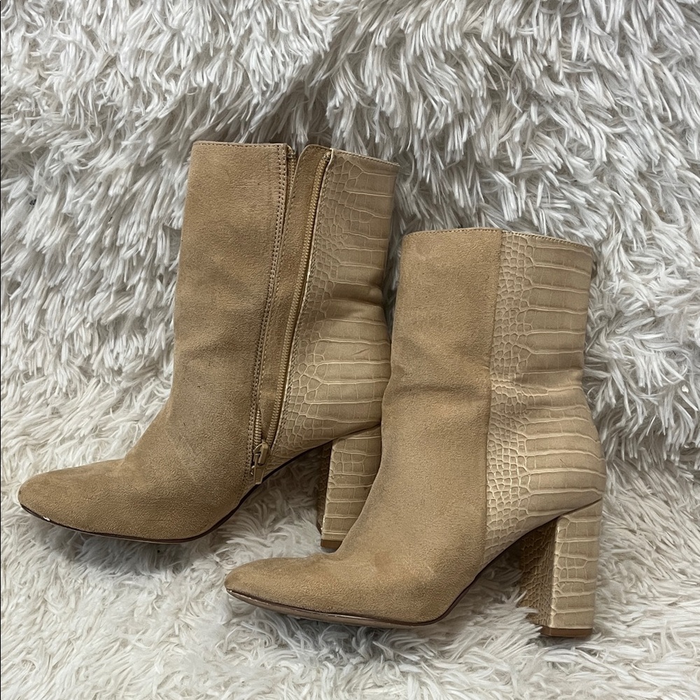 Elegant Tan Ankle Boots with Snake Print Size 7
